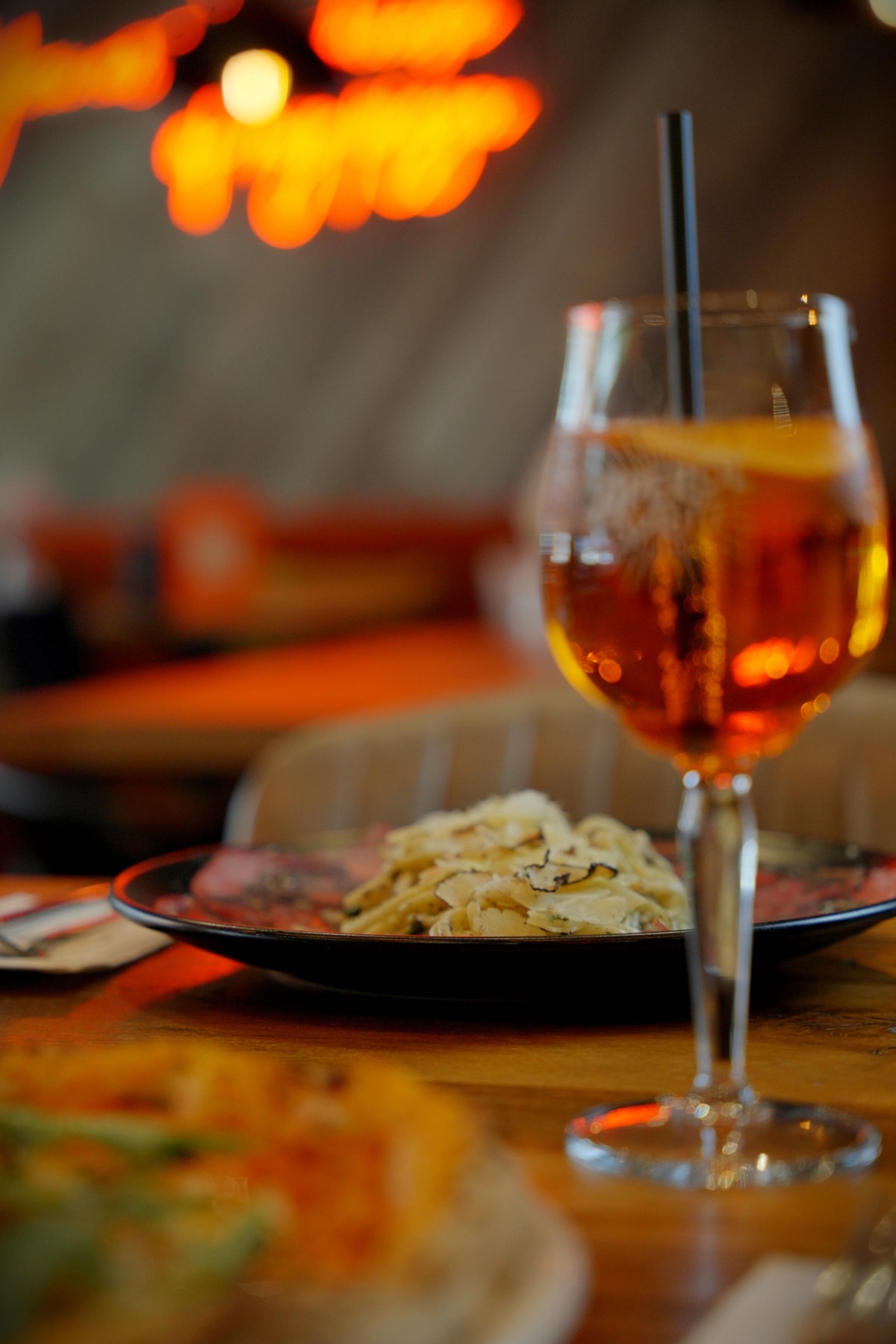 Aperitivo und Pasta auf dem Tisch